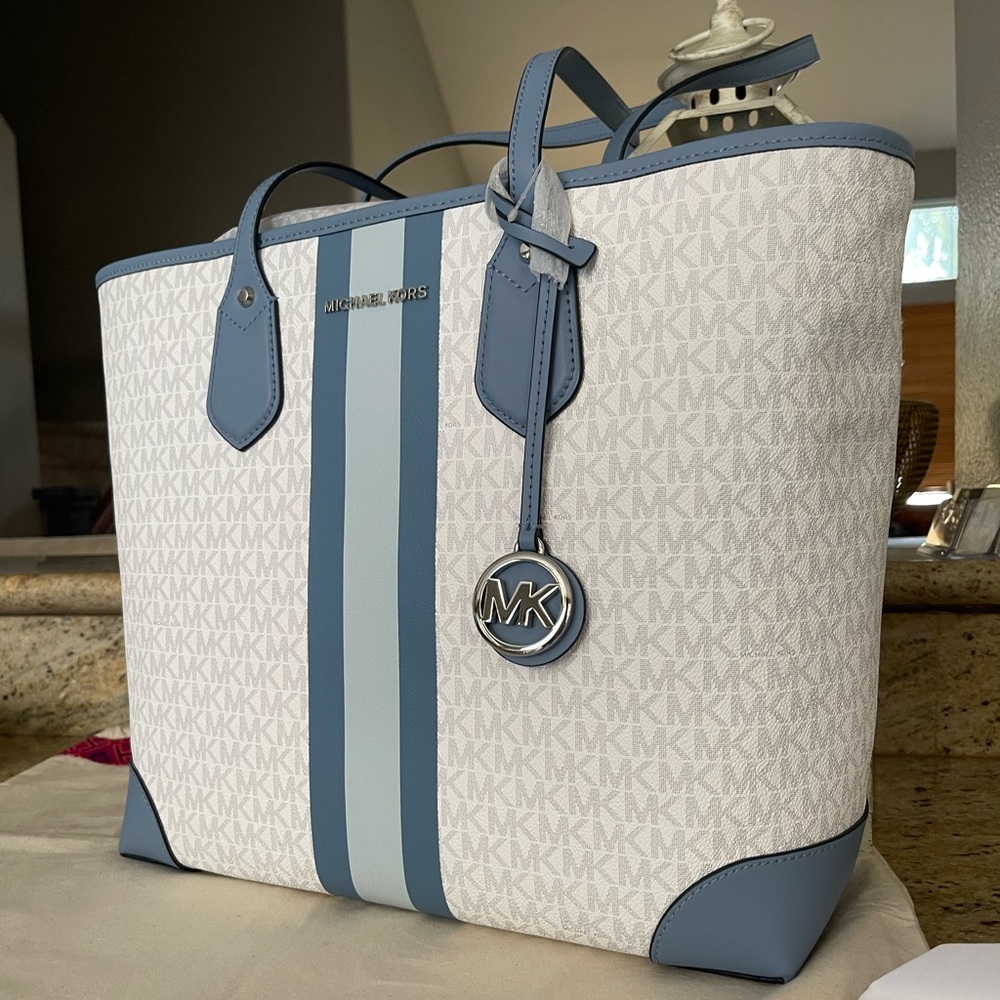 New ๐ mk large tote with clutch - Picture 3 of 9